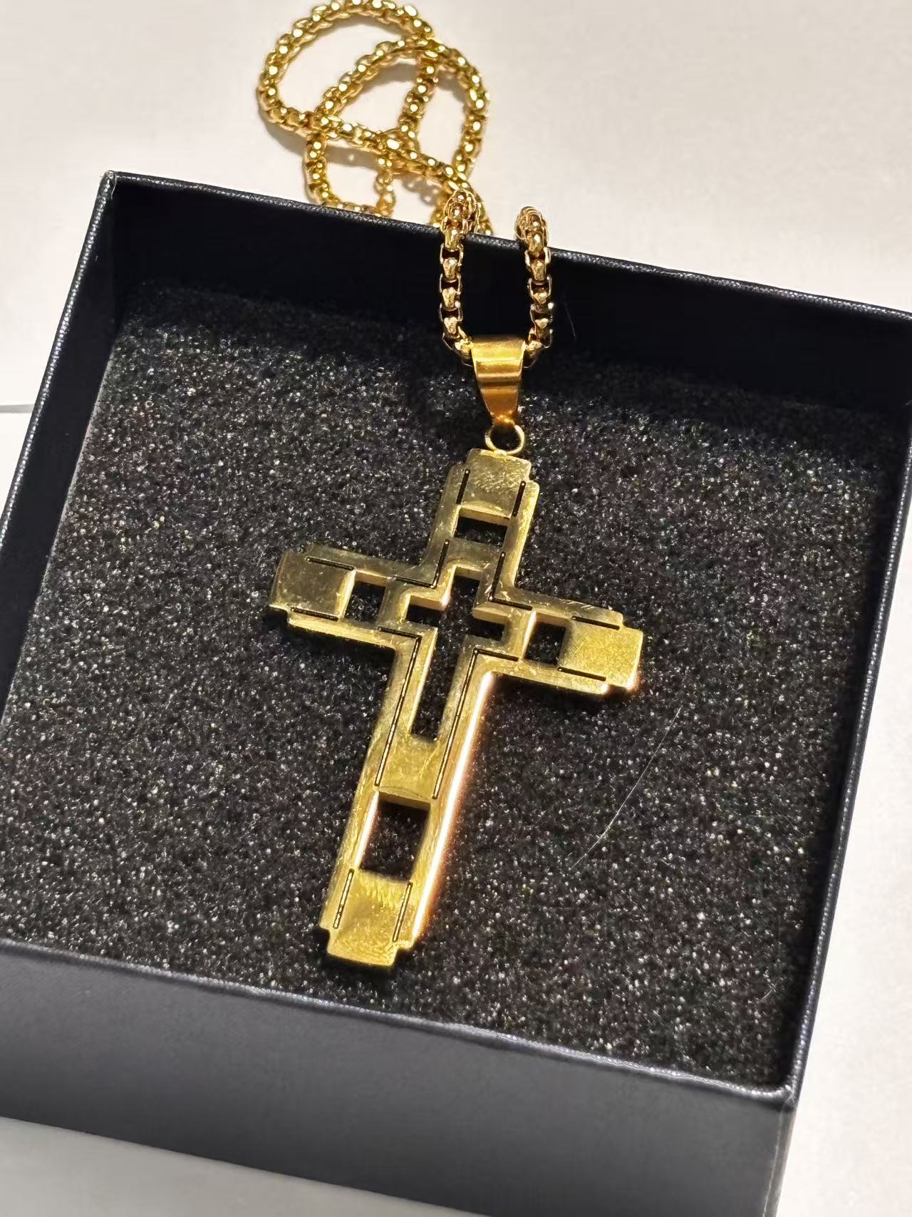 赛博款金色十字架吊坠