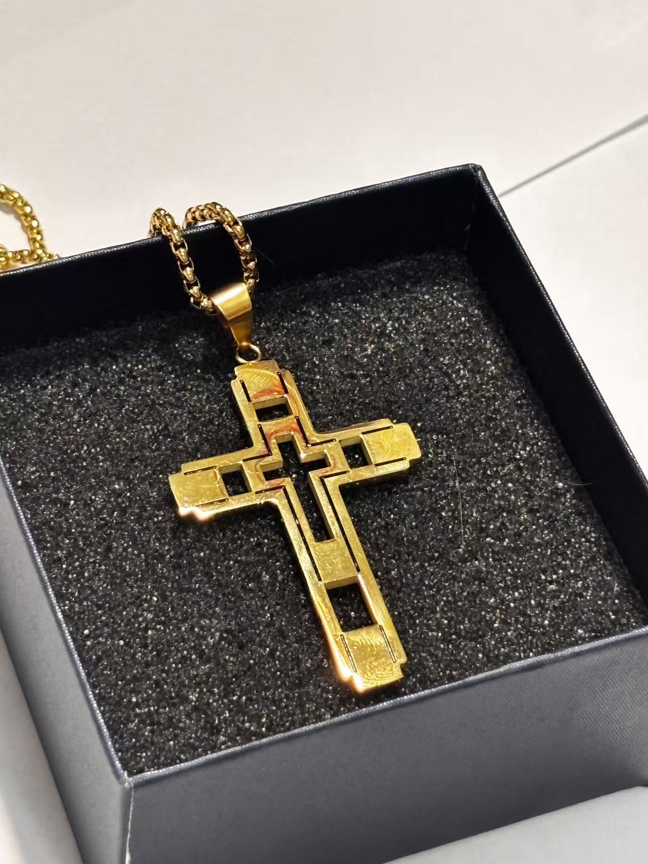 赛博款金色十字架吊坠