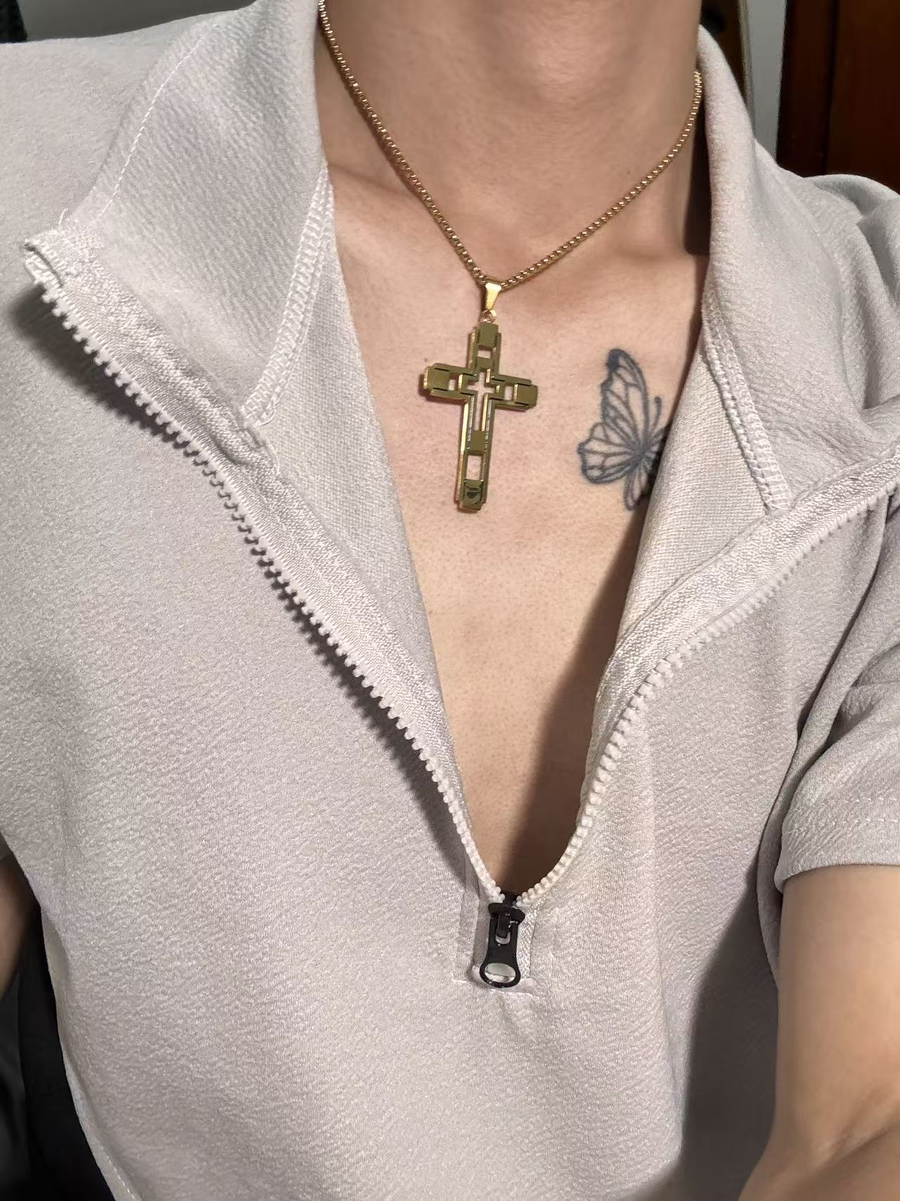 赛博款金色十字架吊坠