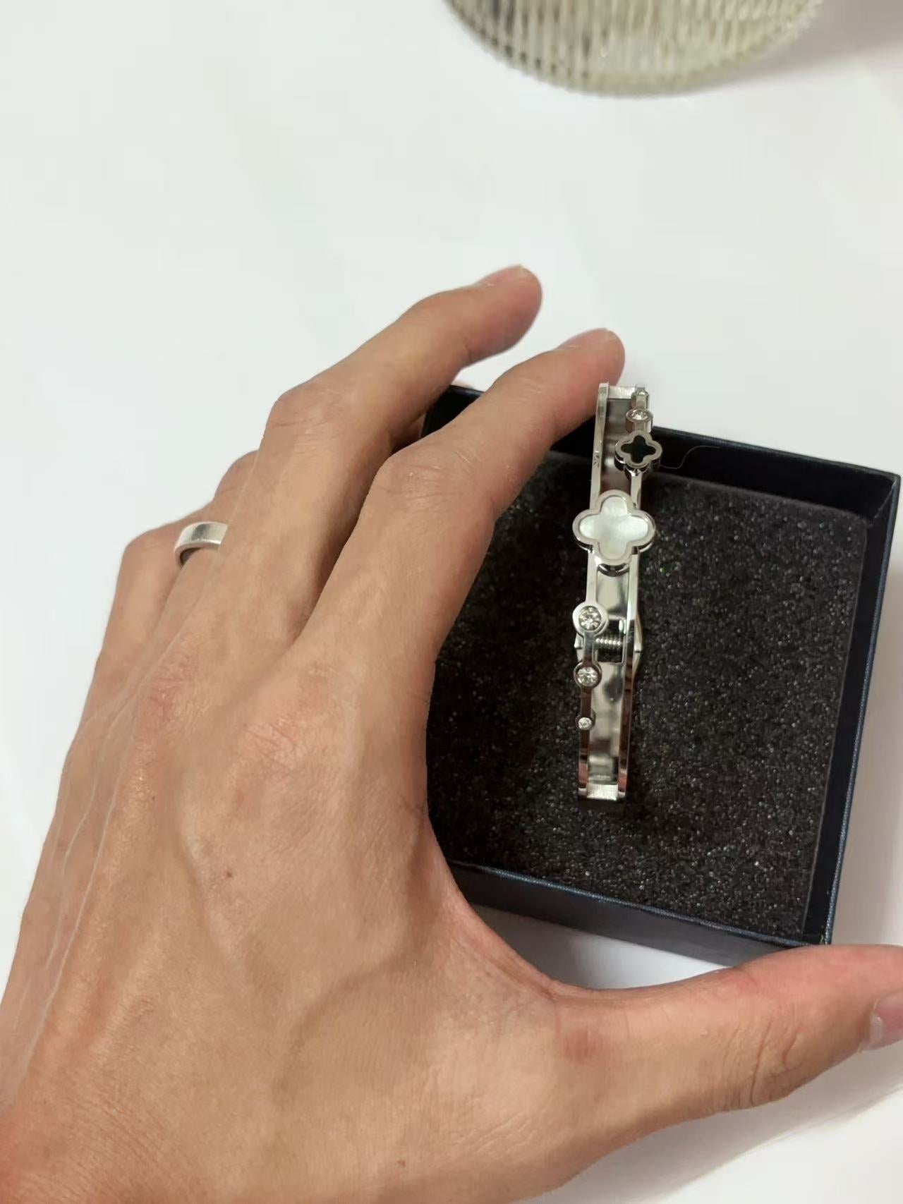 钢色白色四叶草弹簧手镯