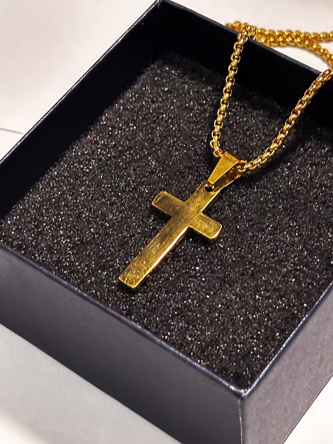 纯金色十字架