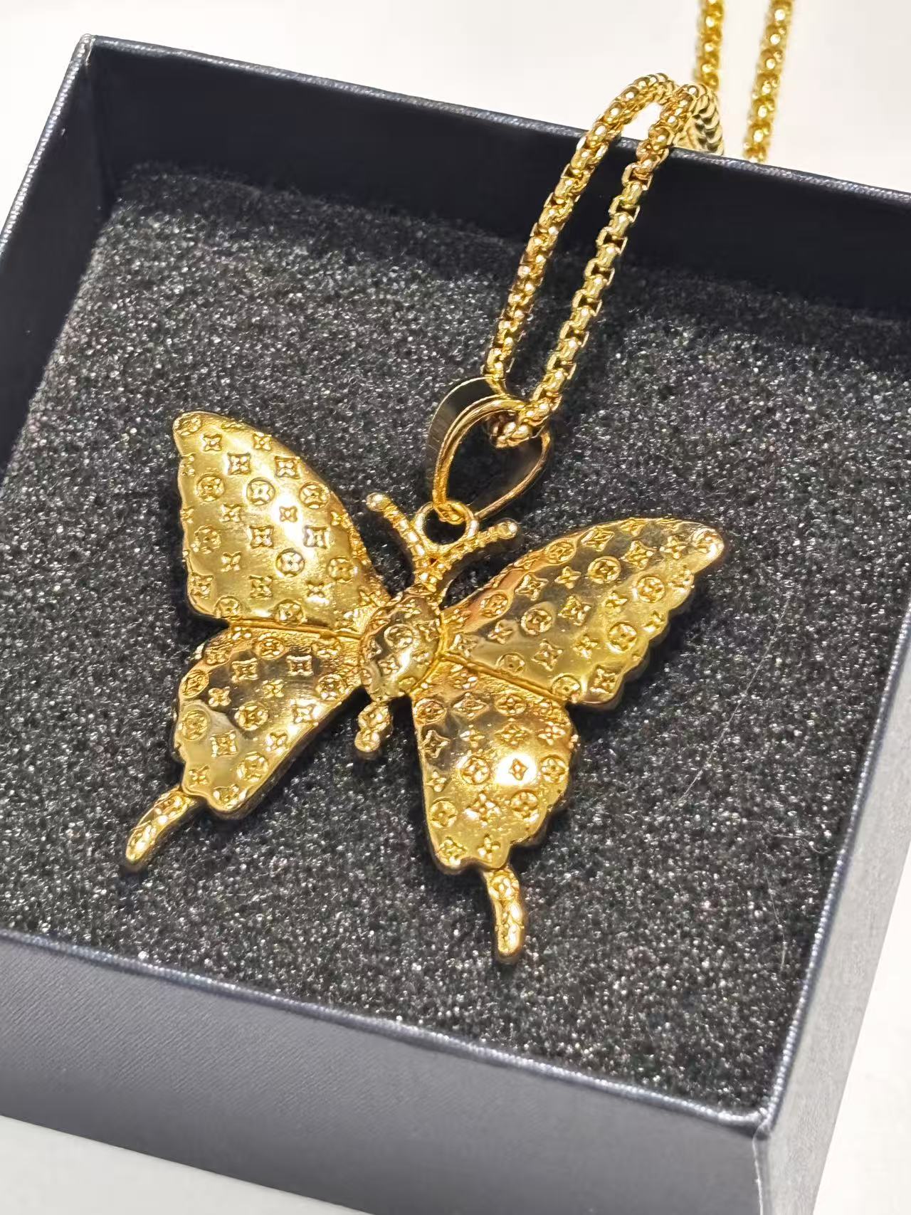 金色蝴蝶吊坠