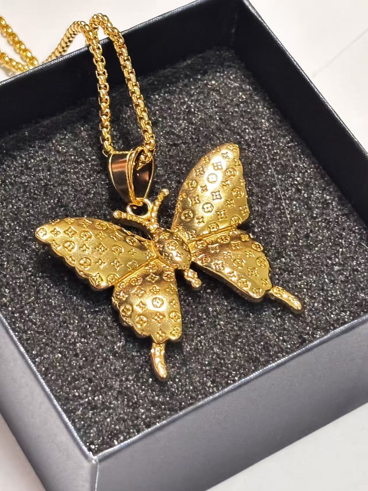 金色蝴蝶吊坠