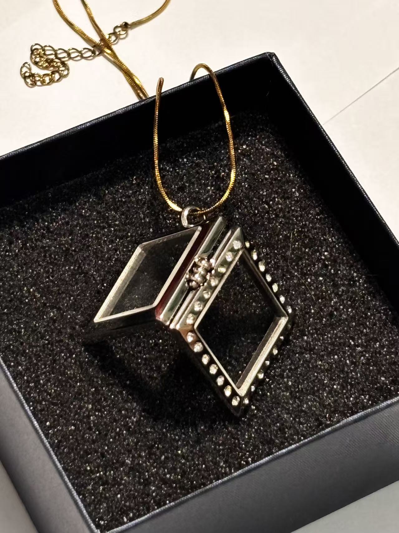 功能开合透明方框吊坠