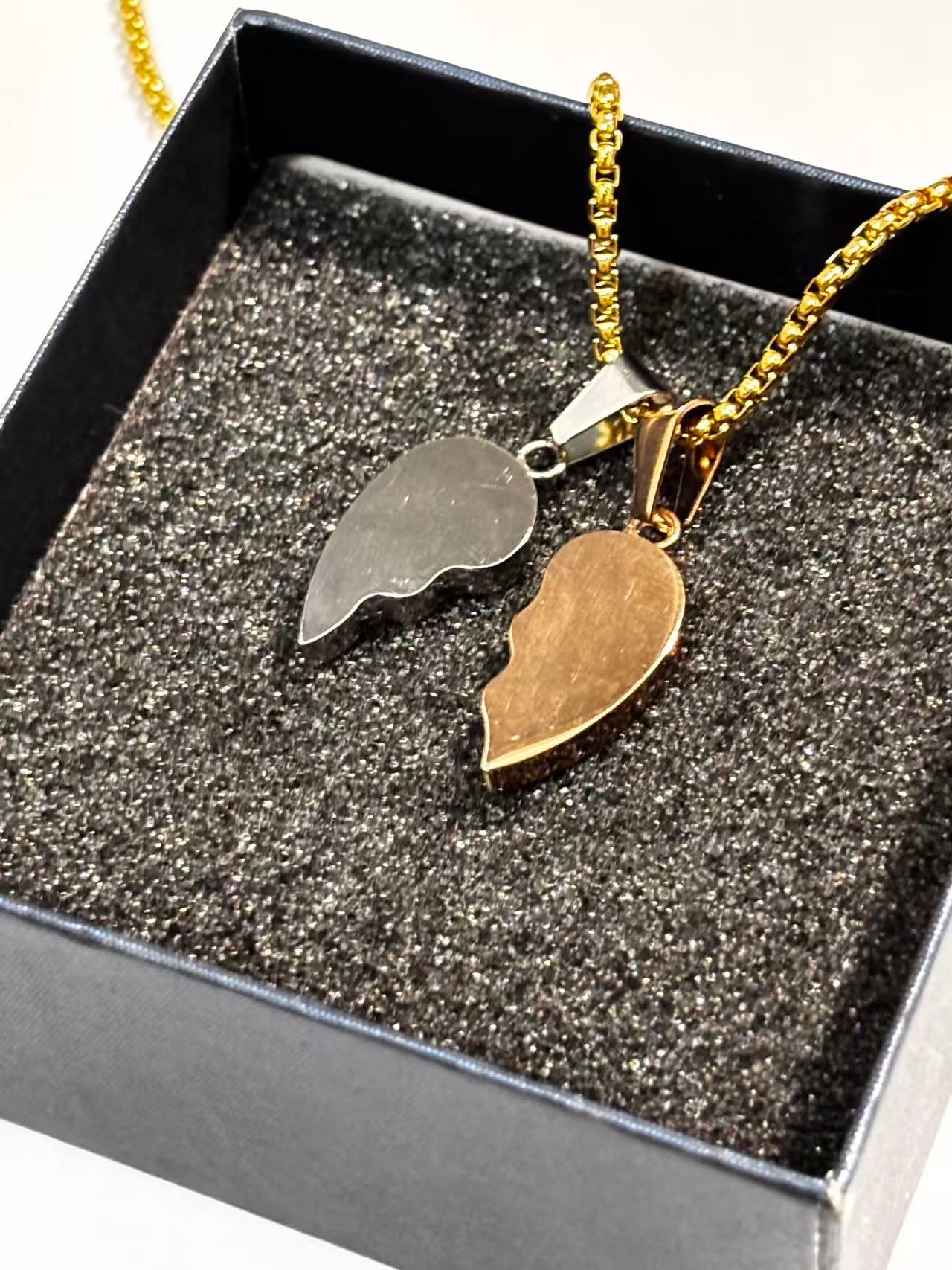 双拼色爱心情侣款吊坠