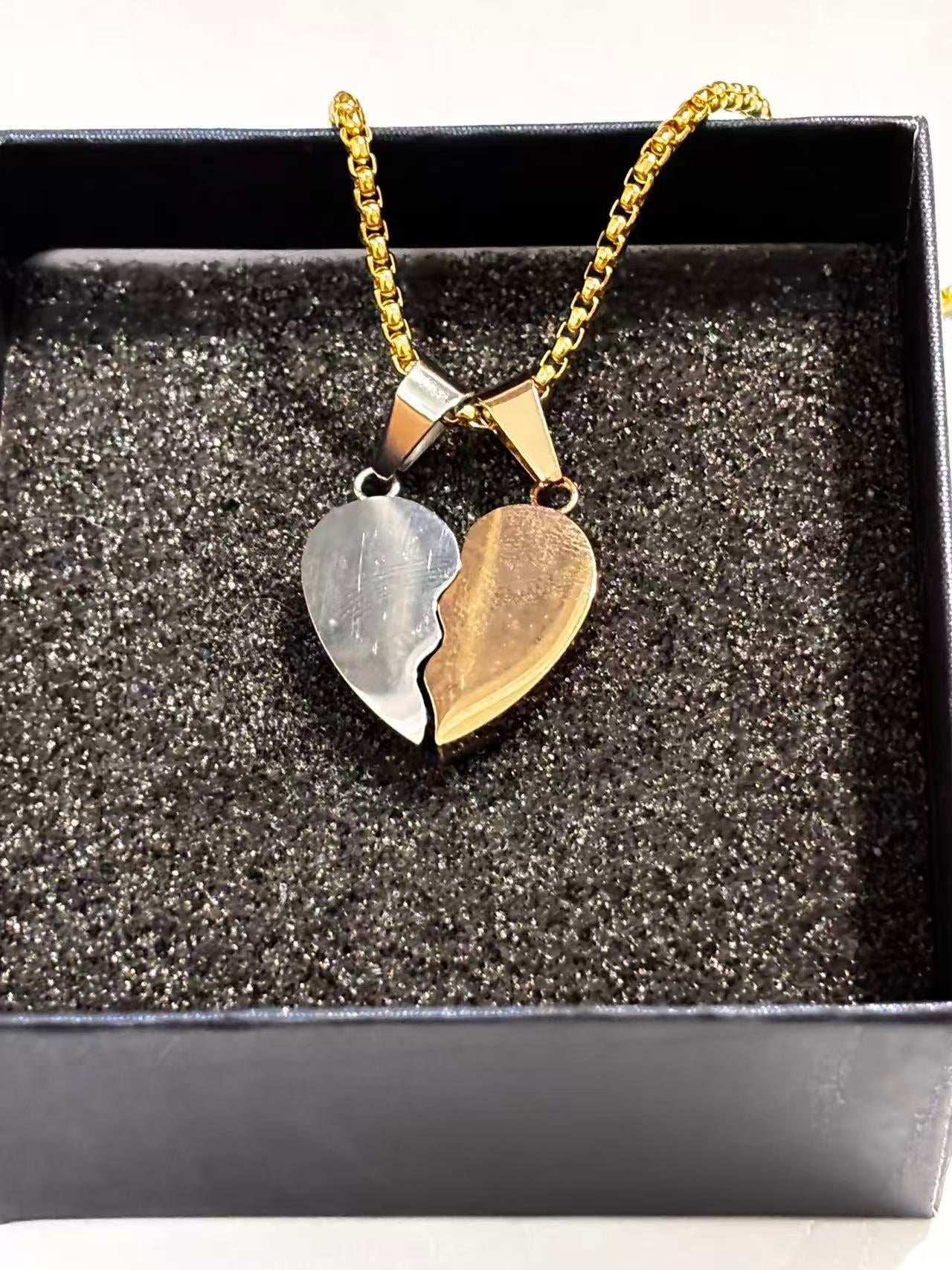 双拼色爱心情侣款吊坠