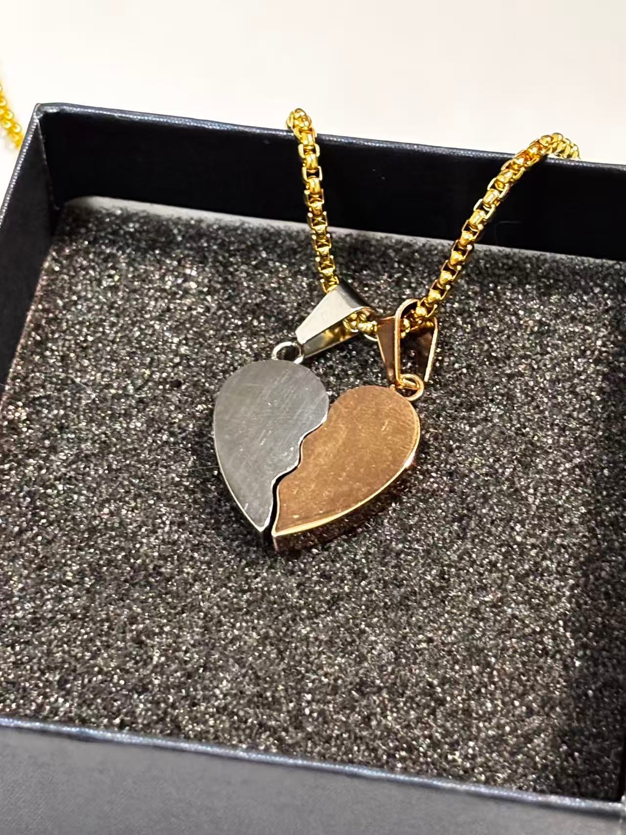 双拼色爱心情侣款吊坠