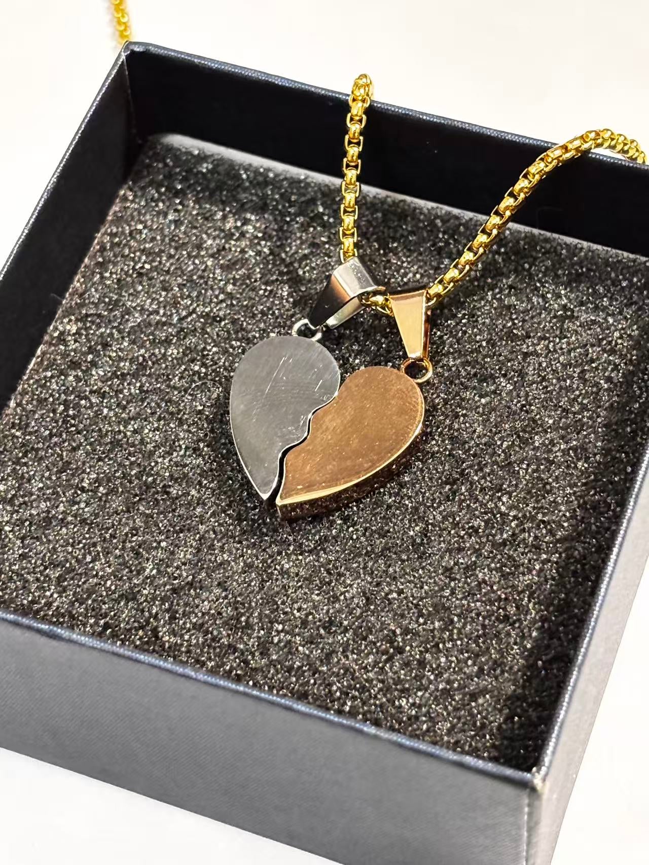 双拼色爱心情侣款吊坠