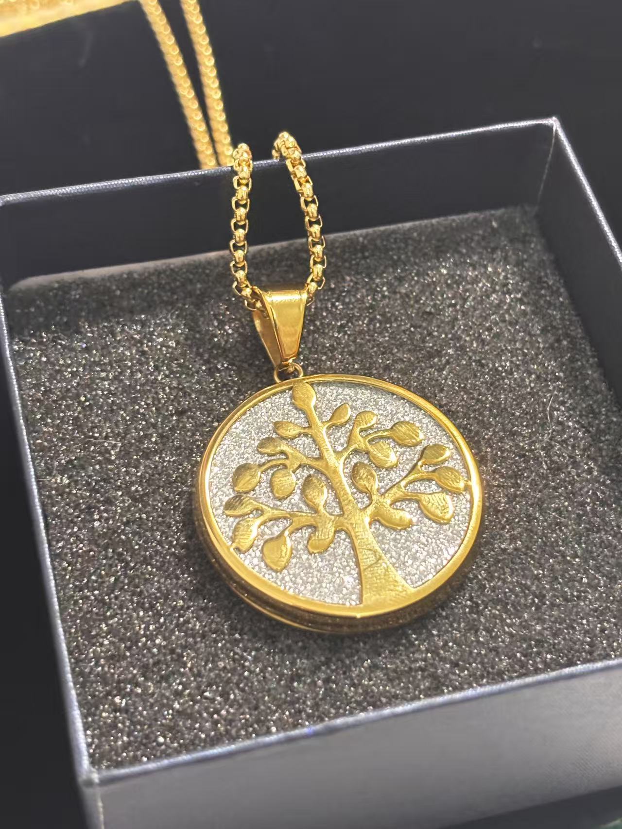 世界树金色圆形吊坠