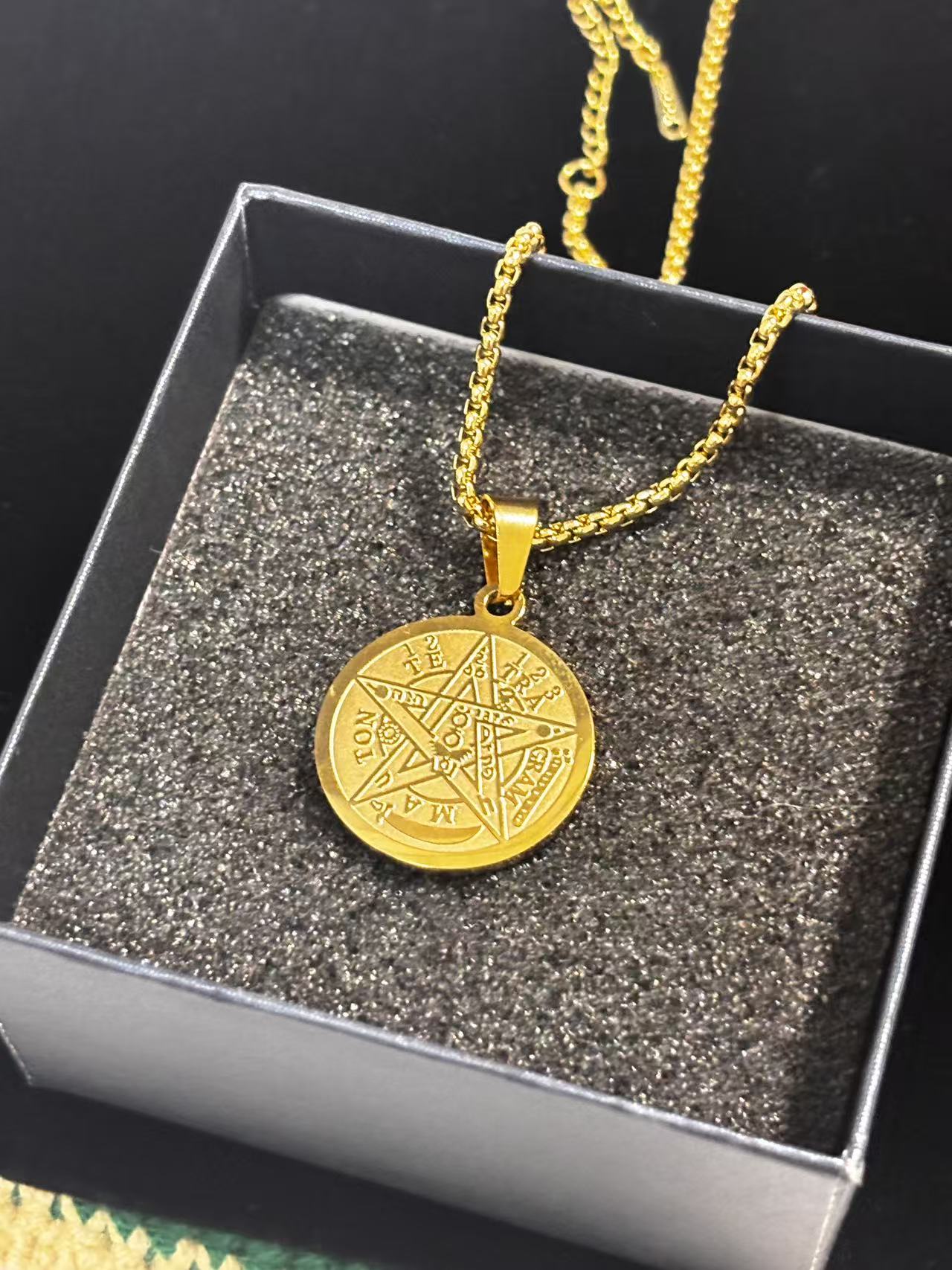 古罗马腐蚀钢色吊坠