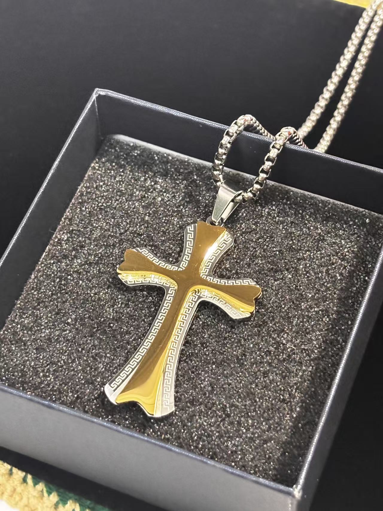 四叶草边形十字架吊坠