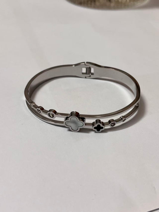 钢色白色四叶草弹簧手镯