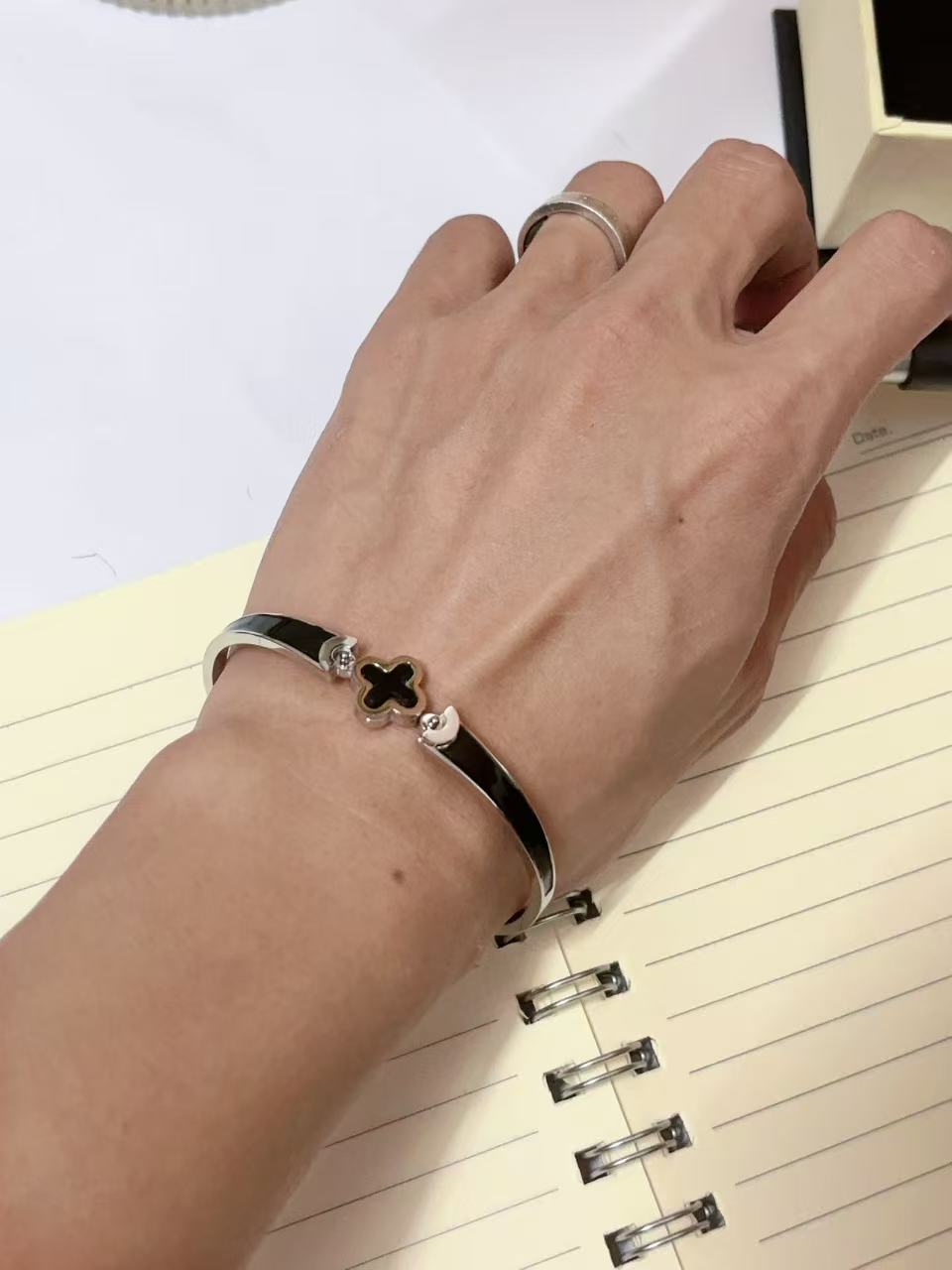钢色四叶草黑色手镯