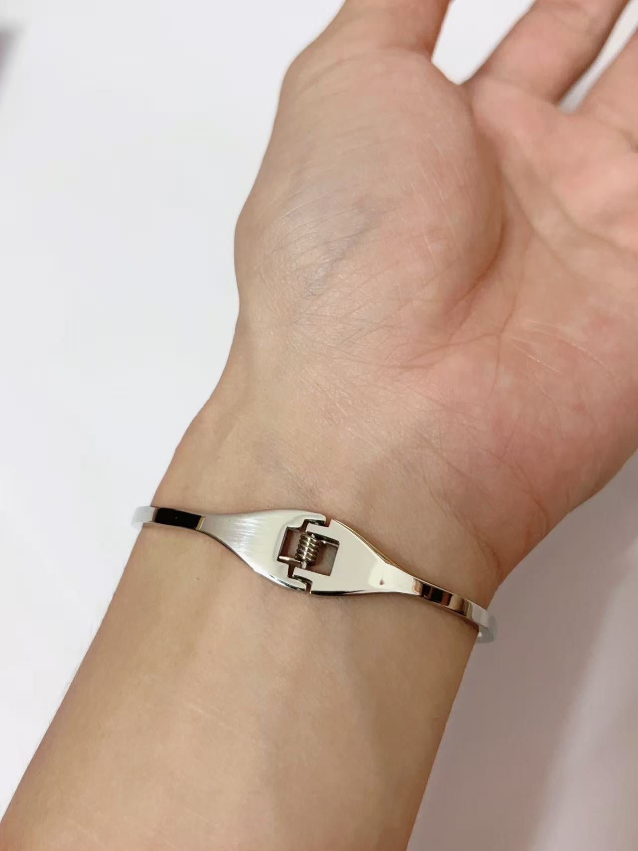 钢色爱心黑圆手镯